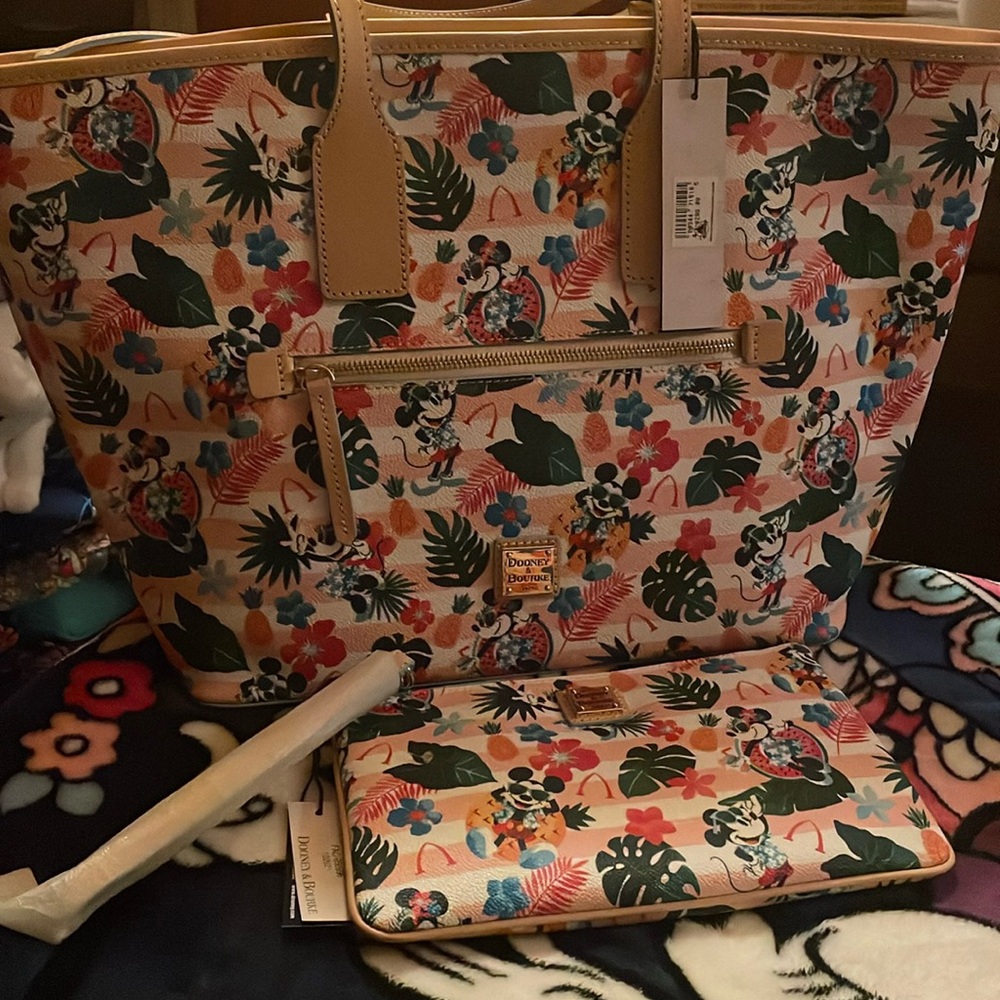 Dooney and Bourke Aulani Tote and Wrstlet